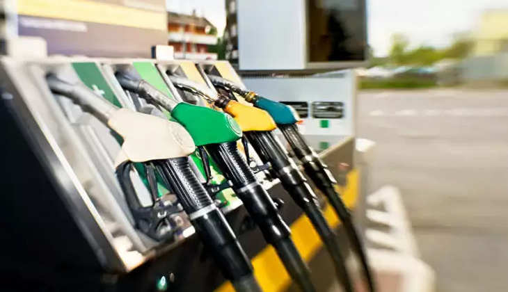 Petrol Diesel Price Update: पेट्रोल-डीजल के रेट हुए अपडेट, गाड़ी फुल टैंक कराने जाने से पहले देखें आपके शहर में क्या है दाम