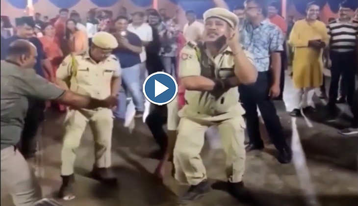 Viral Video: 'लगावेलू जब लिपिस्टिक' गाने पर पुलिस वाले ने लगाए जोरदार ठुमके, वीडियो देख लोग बोले-'कतई जहर'