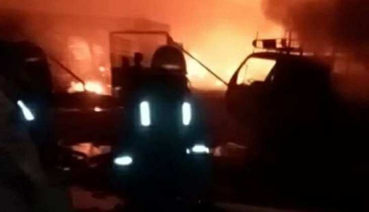 Greater Noida: कबाड़ के गोदाम में लगी भीषण आग, दो ट्रक जलकर खाक