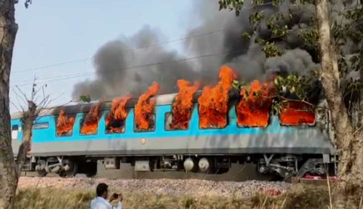 उत्तराखंड: दिल्ली से देहरादून जारही शताब्दी एक्सप्रेस में लगी आग, सभी यात्रियों को निकाला गया सुरक्षित