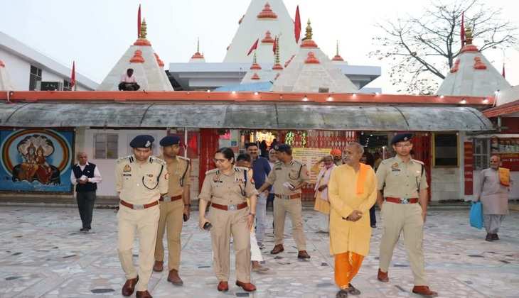 Noida: त्योहारों के मद्देनजर पुलिस कमिश्नर लक्ष्मी सिंह ने मंदिरों की सुरक्षा व्यवस्था का लिया जायजा, दिए आवश्यक दिशा-निर्देश