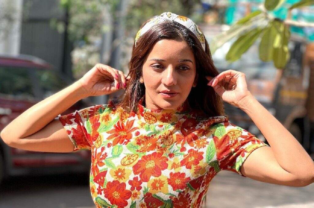 Monalisa के इस साड़ी लुक ने गिराई फैंस के दिलों पर बिजलियां, अवतार देख आप भी हो जाएंगे दीवाने