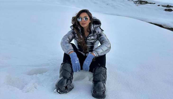 Kiara Advani बर्फीले पहाड़ों पर बढ़ा रही हैं गर्मी, तस्वीरें देख फैंस बोले 'सिद्धार्थ जीजू कहां हैं?'