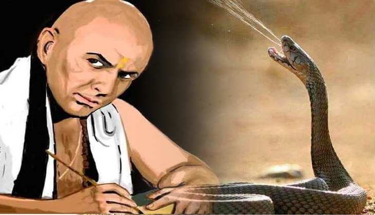 Chanakya Niti: सामने हो अगर ऐसी परिस्थितियां, तो सांप की तरह करें व्यवहार, वरना हर कोई करेगा  आपके साथ खिलवाड़