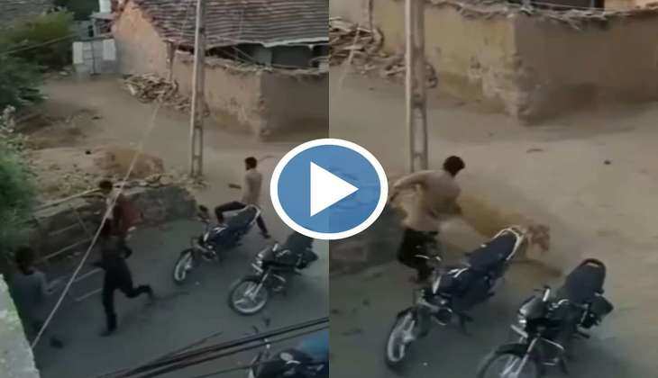 Sher Ka Video: अरे बाप रे! आदमी के बिल्कुल बगल से गुज़र गया शेर, वीडियो देख लोग बोले 'बाल-बाल बच गया'