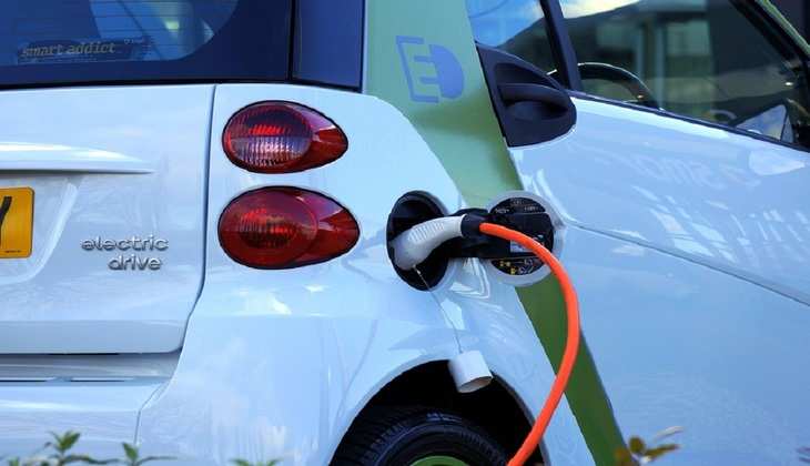 कार में पेट्रोल डलवाने के झंझट से पाएं छुटकारा, मात्र इतने रुपये खर्चकर बनवाएं Electric car