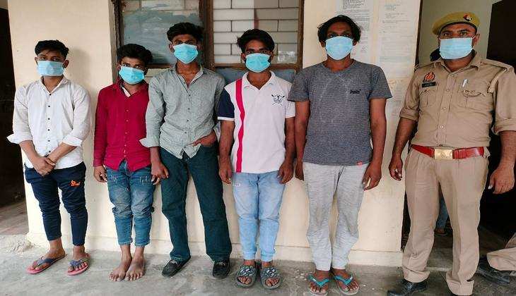 Noida: घरों में घुसकर फोन चोरी करने वाले गैंग का पर्दाफाश, पांच गिरफ्तार व 43 मोबाइल बरामद