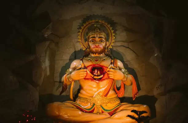 Bajrangbali Blessings: इस दिशा में रखें हनुमान जी की प्रतिमा, आसपास भी नहीं फटकेगी कोई बुरी बला