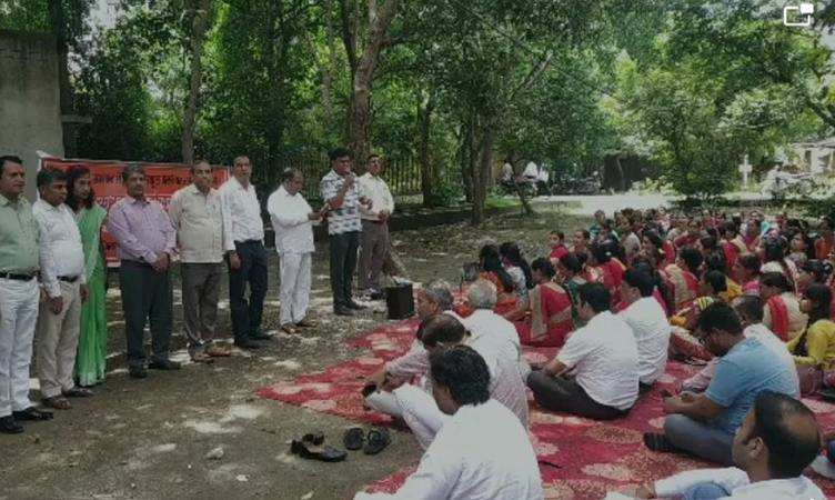 Noida News: आजमगढ़ की घटना को लेकर गौतमबुद्धनगर की शिक्षिकाओं ने किया धरना प्रदर्शन, बंद रहे निजी स्कूल