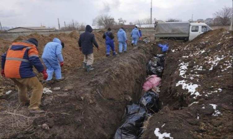 Mariupol Siege : Ukraine के मारियुपोल शहर में छाया तबाही का मंजर, मृत लोगों को इस तरह करना पड़ रहा है दफन