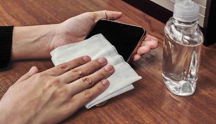 Smartphone Cleaning Tips: स्मार्टफोन साफ करते समय इन 4 बातों का रखें ध्यान वरना हो जाएंगे परेशान!