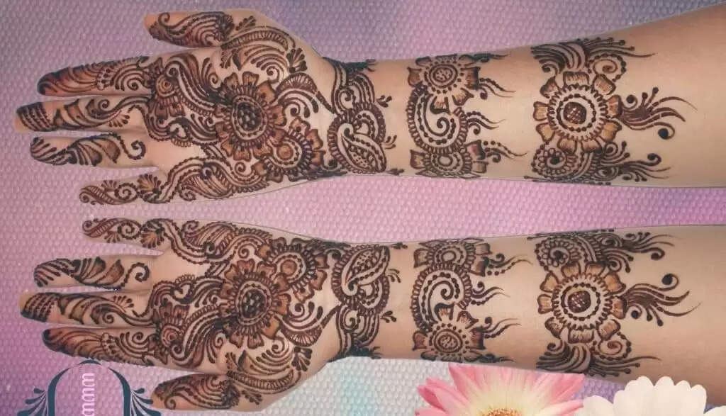 Bangle Mehndi Design: आपके हाथों की खूबसूरती को लगेंगे चार चांंद, आजकल ट्रेंड में हैं ये चूड़ी मेहंदी डिजाइन