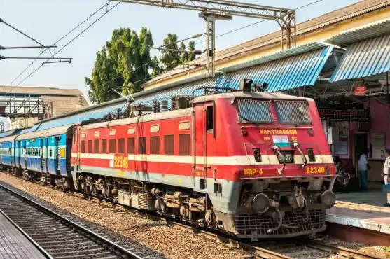 Indian Railway: रेल की पटरी या प्लेटफार्म के किनारे खड़े होकर भूलकर भी ना खींचे सेल्फी, नहीं तो पहुंच जाएंगे जेल, जानें नियम