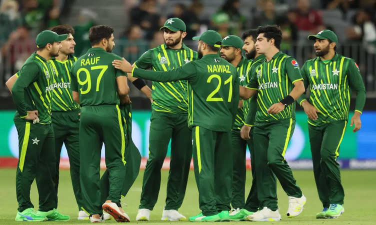 Pakistan: सेमीफाइनल से लगभग बाहर हो चुकी पाकिस्तान के पास अब भी है चांस, जानें क्या बन सकते हैं समीकरण