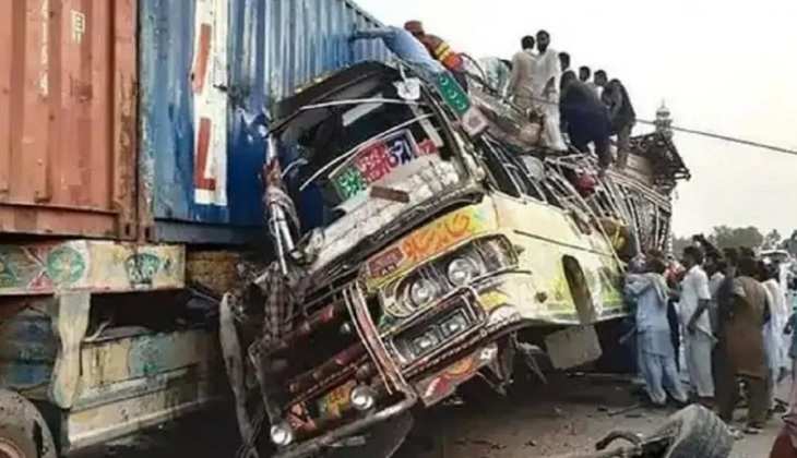 पाकिस्तान में बस व ट्रक की हुई जबरदस्त टक्कर, 30 यात्रियों की मौत और 40 से अधिक घायल