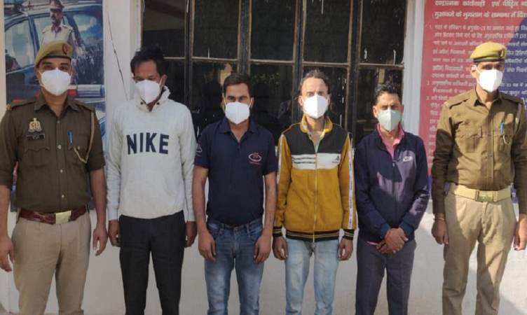 Noida: Oyo होटल में देह व्यापार का भंडाफोड़, 4 लड़के गिरफ्तार और 7 महिलाओं का किया गया रेस्क्यू
