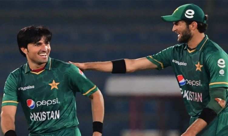 Asia Cup 2022: पाकिस्तानी कप्तान बाबर आजम को लगा एक और बड़ा झटका, टीम का ये तेज गेंदबाज चोटिल होने के बाद असपताल में भर्ती