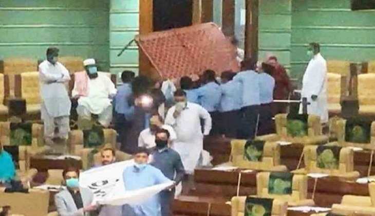 पाकिस्तान: विधानसभा में 'चारपाई' लेकर पहुंचे इमरान खान के विधायकों ने मचाया बवाल, वीडियो वायरल