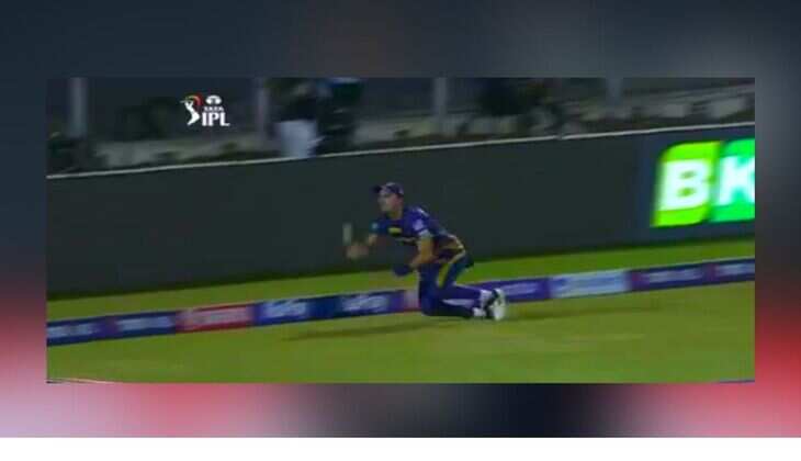 Video TATA IPL 2022: पैट कमिंस ने हवा में उछाल दी गेंद, फिर शिवम मावी ने किया ये काम कि रियान पराग हुए मैदान से बाहर, देखें वीडियो