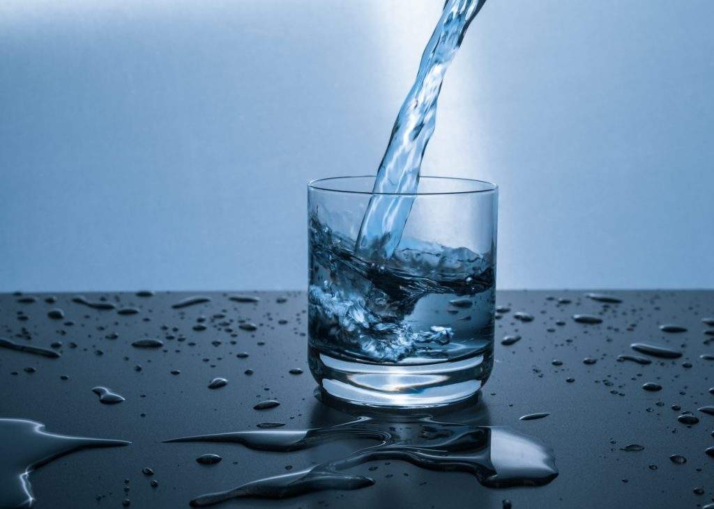 Health Tips: किस बर्तन में पानी पीने से हेल्थ को मिलते हैं गजब के फायदे, प्लास्टिक से तांबा तक जानिए बड़े काम की बातें