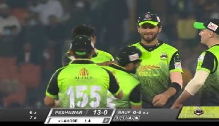 Video: पाकिस्तानी गेंदबाज ने साथी फ़िल्डर को कैच छोड़ने के कारण जड़ा थप्पड़, देखें वीडियो