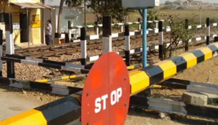 Greater Noida: रेलवे के निर्माण कार्य के दौरान टूटकर गिरा हाईटेंशन लाइन का तार, एक की मौत