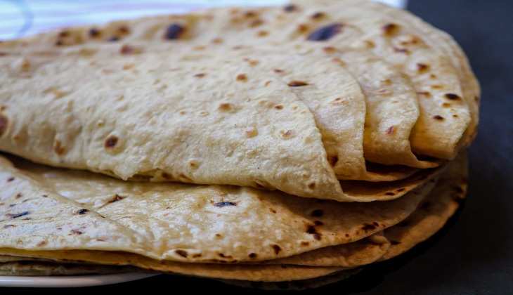 Soft Chapati: आपकी पत्नी बनाती है कड़क रोटियां? इन टिप्स से बनाएं सॉफ्ट