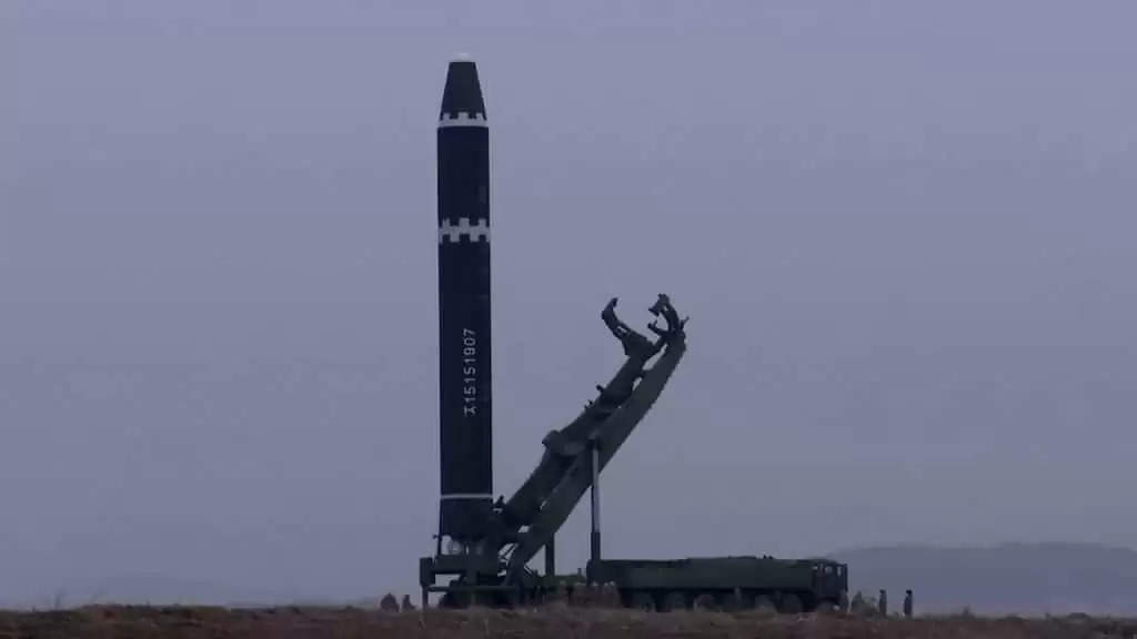 North Korea: तानाशाह किम जोंग ने दी अमेरिका को धमकी, बैलिस्टिक मिसाइल का किया परीक्षण