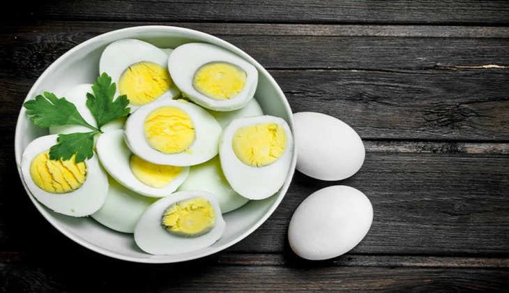 Egg Benefits: मानसून में अंडे खाने के जबरदस्त फायदे, तनाव कम करने के साथ बालों का झड़ना भी होगा बंद, जानें कुक करने का सही तरीका 