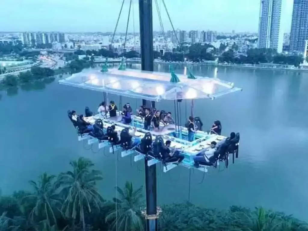 Hanging Restaurants: जमीन पर बैठकर नहीं बल्कि यहां लें हवा में खाने का मज़ा, ये हैं फेमस रेस्टोरेंट