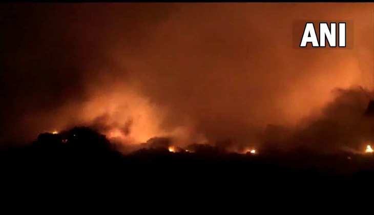 Noida: 30 झुग्गियां जलकर हुईं खाक, 10 गाड़ियों ने कड़ी मशक्कत से बुझाई आग
