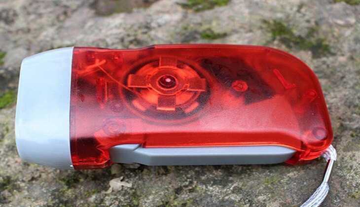 Dynamo Torch: बिना बैटरी के जलेगी ये टॉर्च, बस हिलाओ और जलाओ, जानें कीमत