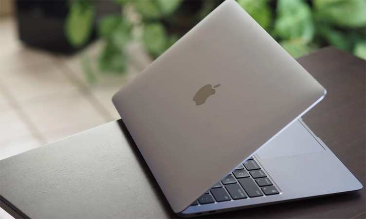 लॉन्च होते ही सस्ता हो गया MacBook Air, प्रीमियम लैपटॉप खरीदने का सुनहरा मौका