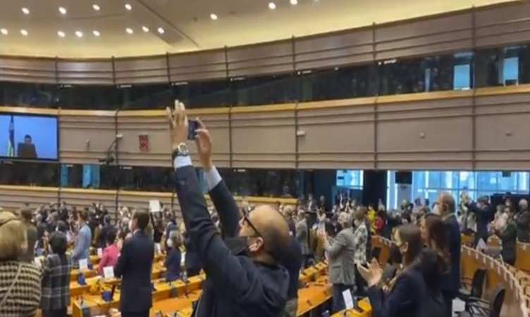वोल्डोमिर ज़ेलेंस्की ने यूरोपीय संसद में दिया ऐसा भाषण कि सब ने दिया 'स्टैंडिंग ओवेशन'
