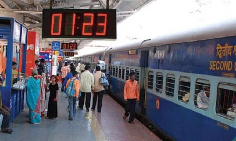 Indian Railways: रेलवे प्लेटफॉर्म पर भूलकर भी ना करें ये काम, वरना जा सकती है जान