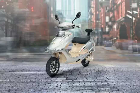 ये electric scooter 100 से भी ज्यादा का देता है रेंज, बेहतरीन फीचर्स के साथ महज इतने रुपए में मार्केट में मचा रहा धमाल, जानें डिटेल्स