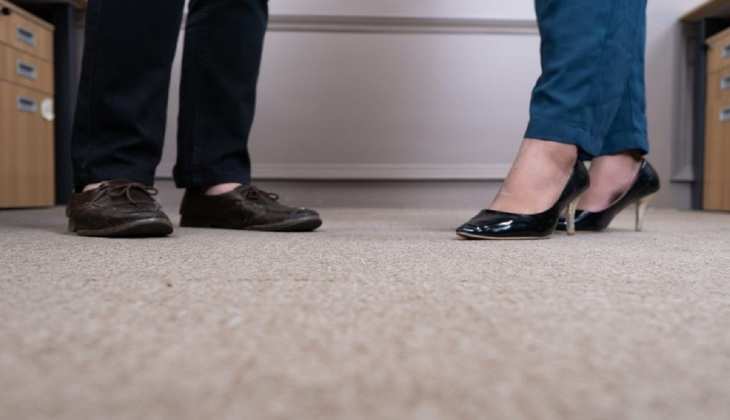 क्या आप घर के अंदर पहनकर आते हैं जूते और चप्पलें? इस आदत से फूट सकती है आपकी किस्मत