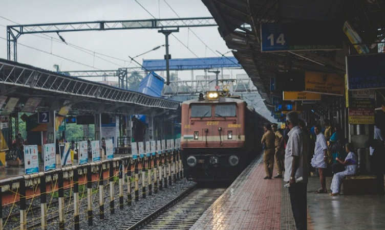 Indian Railways: इसलिए छोड़ी जाती है पटरियों के बीच जगह, जानें रेलवे के रोचक तथ्य