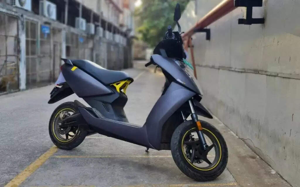 100 किमी तक का रेंज देता है ये electric scooter, कीमत है आपके फोन से भी कम, अभी देखिए इसके धांसू फीचर्स