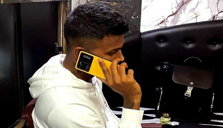कौन सा स्मार्टफोन चलाते हैं Hardik Pandya? हाथ में दिखा इस कंपनी का धांसू फोन