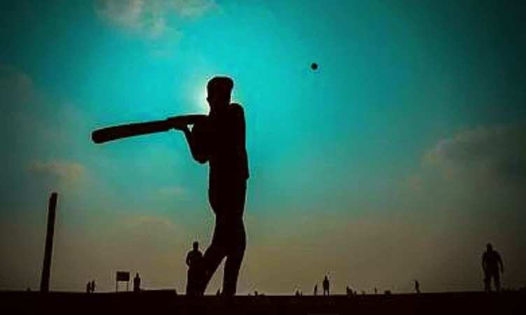 Cricket Viral Video: लोकल टूर्नामेंट में मची तबाही, युवा बल्लेबाज ने मारा युवराज और रैना जैसा तूफानी शॉट