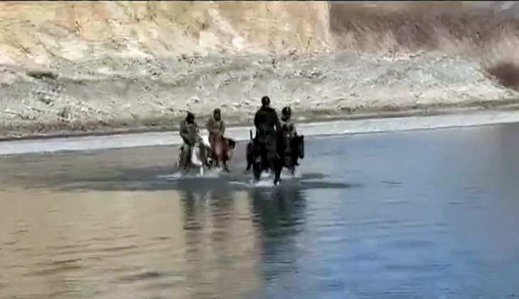 Eastern Ladakh: भारतीय जवानों ने लद्दाख में बढ़ाई निगरानी, पैंगोंग झील में घोड़े पर सवार दिखे सैनिक, जानें क्यों बढ़ी हलचल
