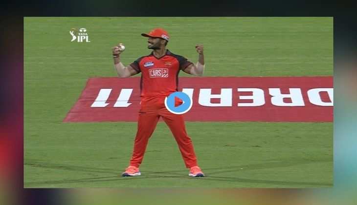 Video TATA IPL 2022: भुवनेश्वर ने डाली स्विंग करती गेंद, शुभमन गिल ने लगाया करारा शॉट, फिर राहुल त्रिपाठी ने हवा उछलेते हुए किया ये काम, देखें वीडियो