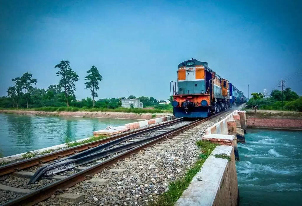 Indian Railway: रेलवे में इसलिए होते है 110 वोल्ट के पंखे और बल्ब को इस्तमाल, जानें इसके पीछे की रोचक वजह