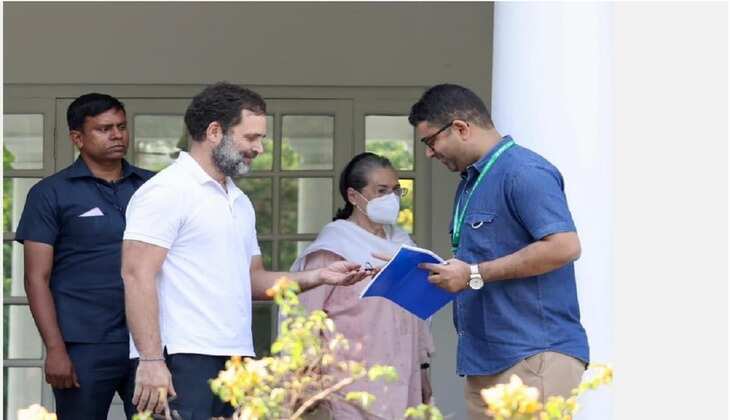 Rahul Gadhi ने लोकसभा सचिवालय को सौंपा सरकारी बंगला, हाथ जोड़कर अफसर को दी चाबी