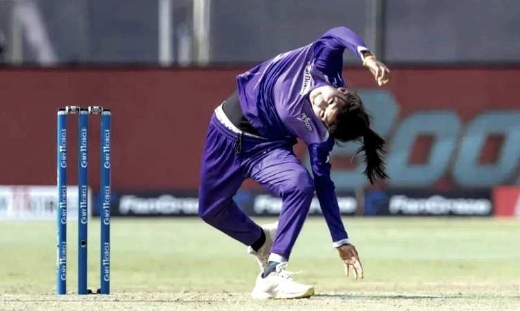 Cricket Viral Video: बॉल है या ईंट! गेंदबाज ने हैरतअंगेज बॉलिंग एक्शन से उड़ा दिए बल्लेबाज के होश, देखें वीडियो
