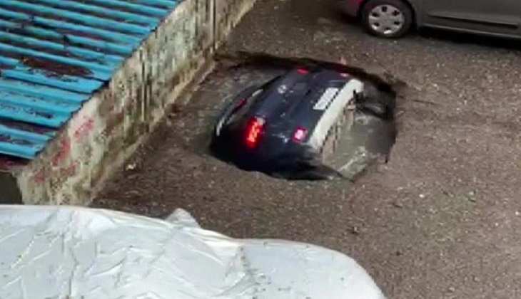 Maharashtra: पार्किंग में लगी कार देखते ही देखते गड्ढे में समाई, वीडियो देख रह जाएंगे दंग