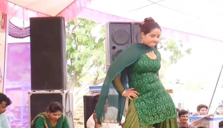 Sunita Baby ने हरा सूट पहन स्टेज पर लहराई पतली कमर, डांस देख बूढ़े चिचा में आ गई फुर्ती
