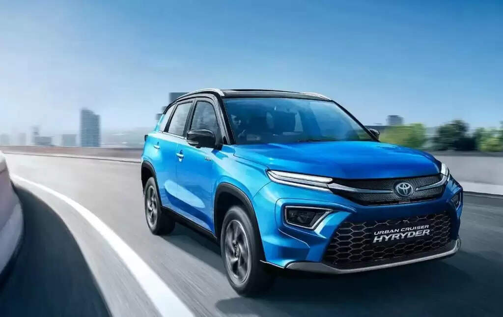 Toyota की इस कार की मार्केट में बढ़ी डिमांड, धांसू फीचर्स के साथ महज एक महीने में बिकी इतनी यूनिट्स, अभी जानें डिटेल्स