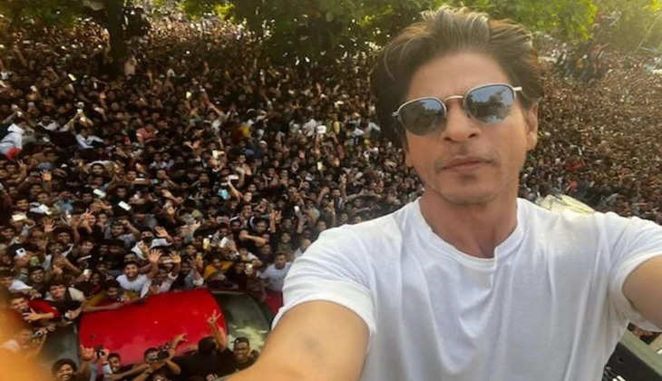 Shah Rukh Khan Birthday: मन्नत के बाहर जमा हुए फैंस के साथ शाहरुख ने ली सेल्फी, सोशल मीडिया पर शेयर किया खूबसूरत पोस्ट